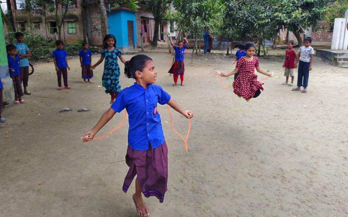 선물받은 줄넘기로 노는 아이들